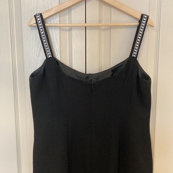 EUC. Evan Picone black, fitted dress accented straps & sweetheart neck. Size 16 - Picture 4 of 6